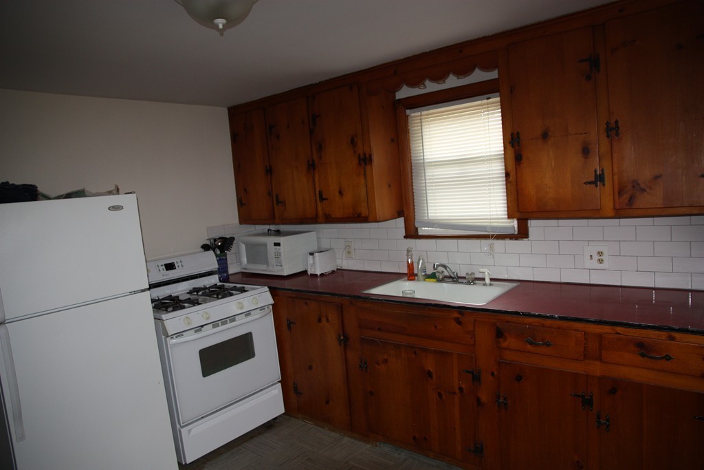 16 St James Circle Springfield, MA 01104 - Photo 3 of 6 Gallery Image 3
