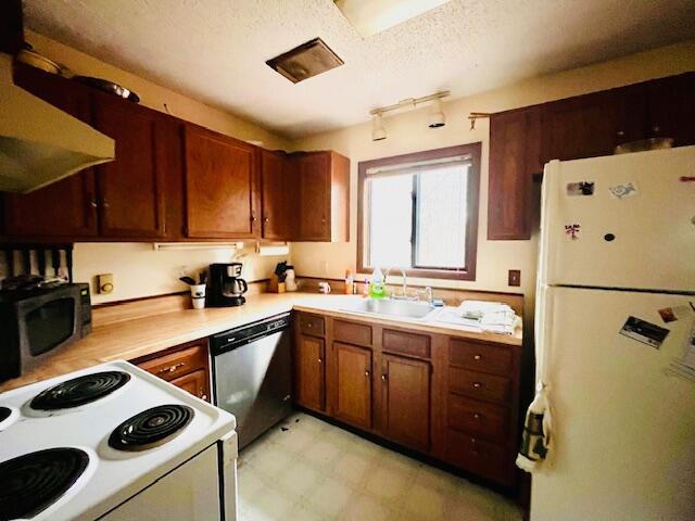412 Tranquility Trail Long Pond, PA 18334 - Photo 4 of 8 a kitchen with a stove a sink and a refrigerator