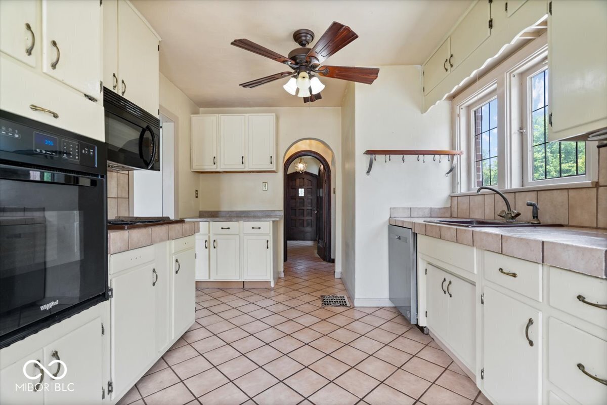 325 Winding Way Anderson, IN 46011 - Photo 11 of 33