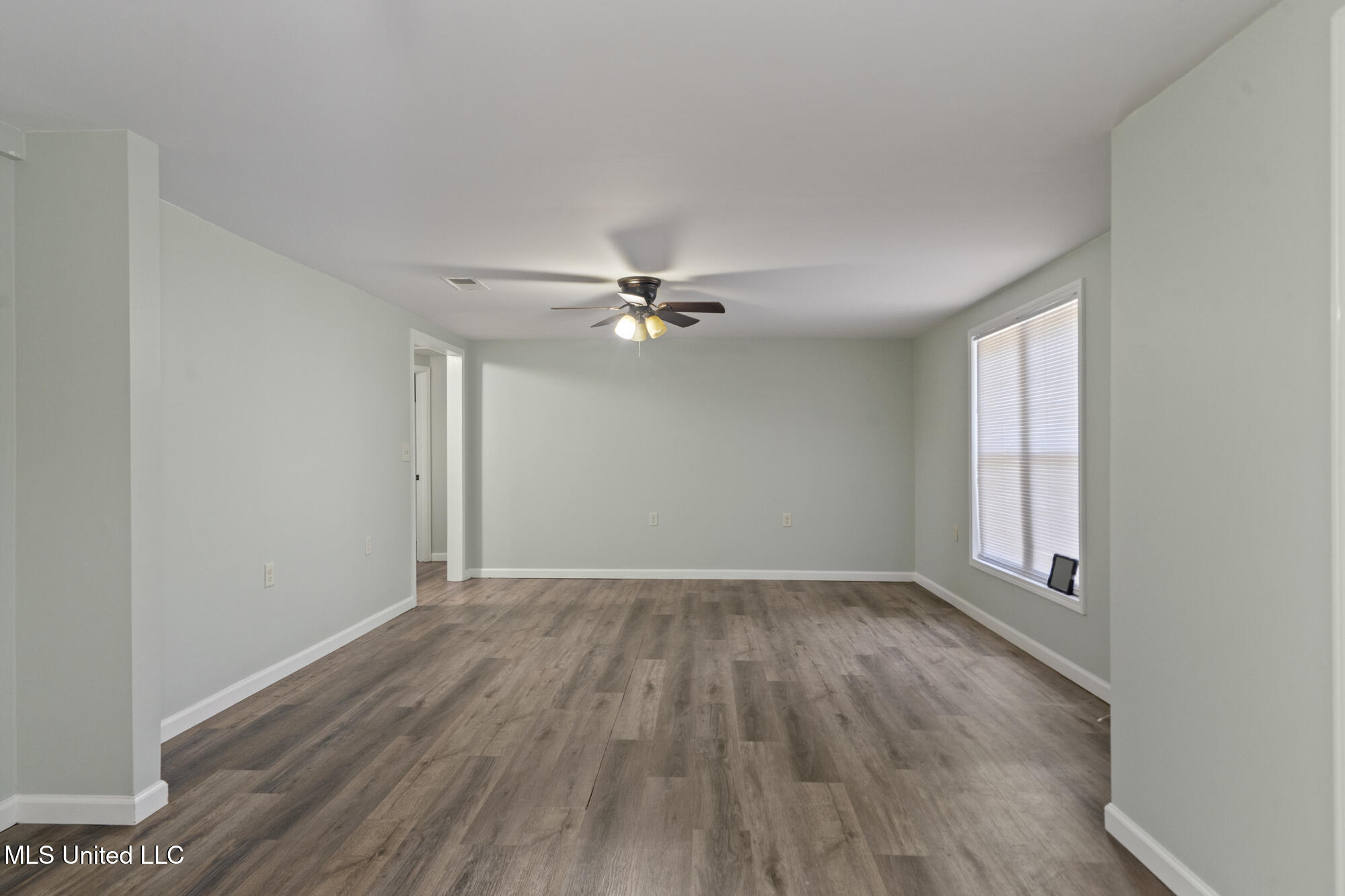 529 Pear Street Ocean Springs, MS 39564 - Photo 4 of 22 Living area