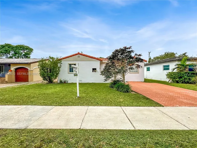 a view of a back yard of the house