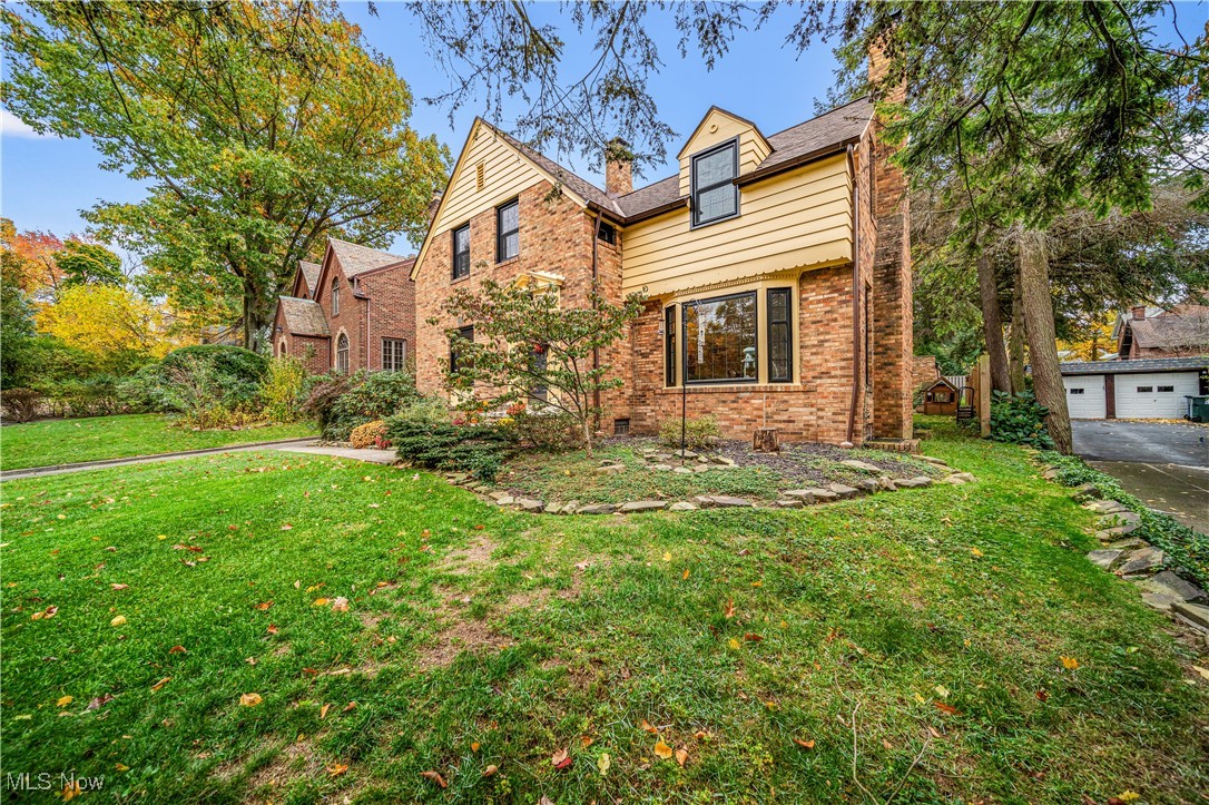 Front of property featuring a front lawn