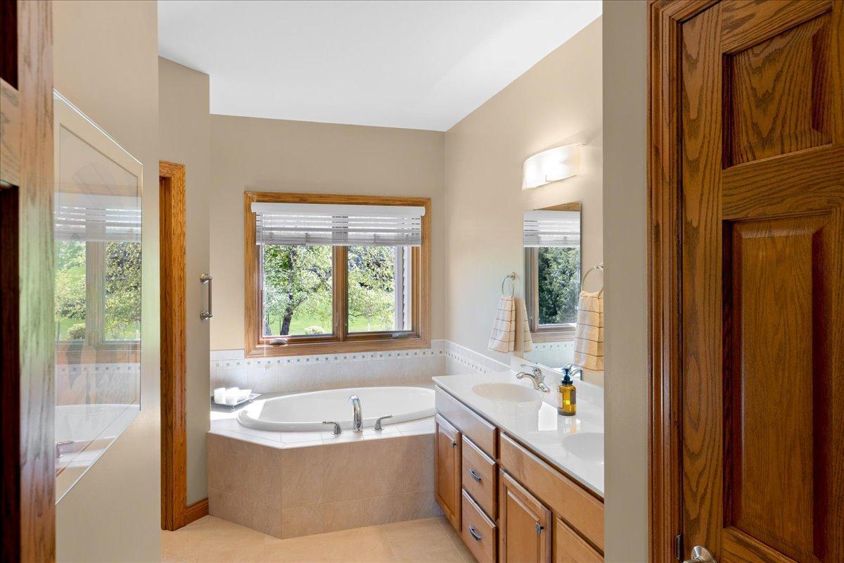 5236 Southern Ridge Lane Southwest Rochester, MN 55902 - Photo 21 of 44