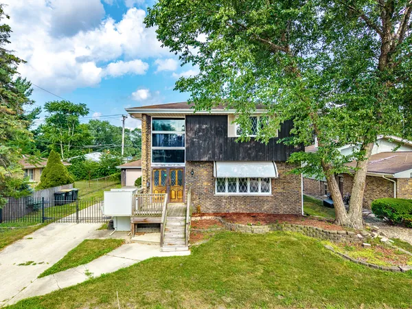 a view of a house with backyard and sitting area