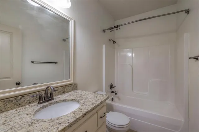 $600,000 | 1317 Northeast Kenwood Drive, Lee's Summit, MO 64064