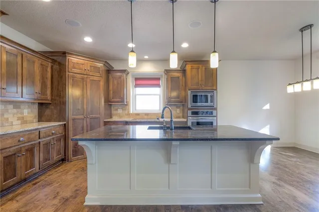 $600,000 | 1317 Northeast Kenwood Drive, Lee's Summit, MO 64064