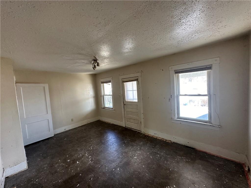 1616 3rd Avenue Arnold, PA 15068 - Photo 15 of 18 en empty room with windows and ceiling fan