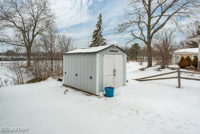 a view of a house with backyard and trees