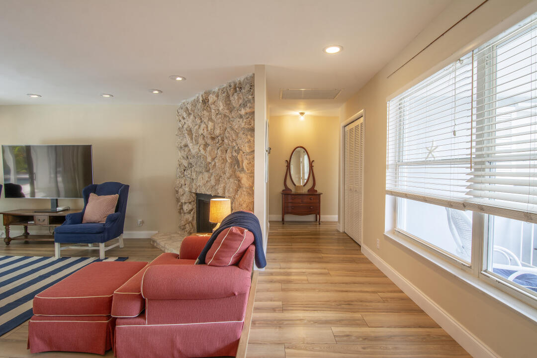 3372 Southeast Court Drive Stuart, FL 34997 - Photo 11 of 33 a very nice looking room with a large window