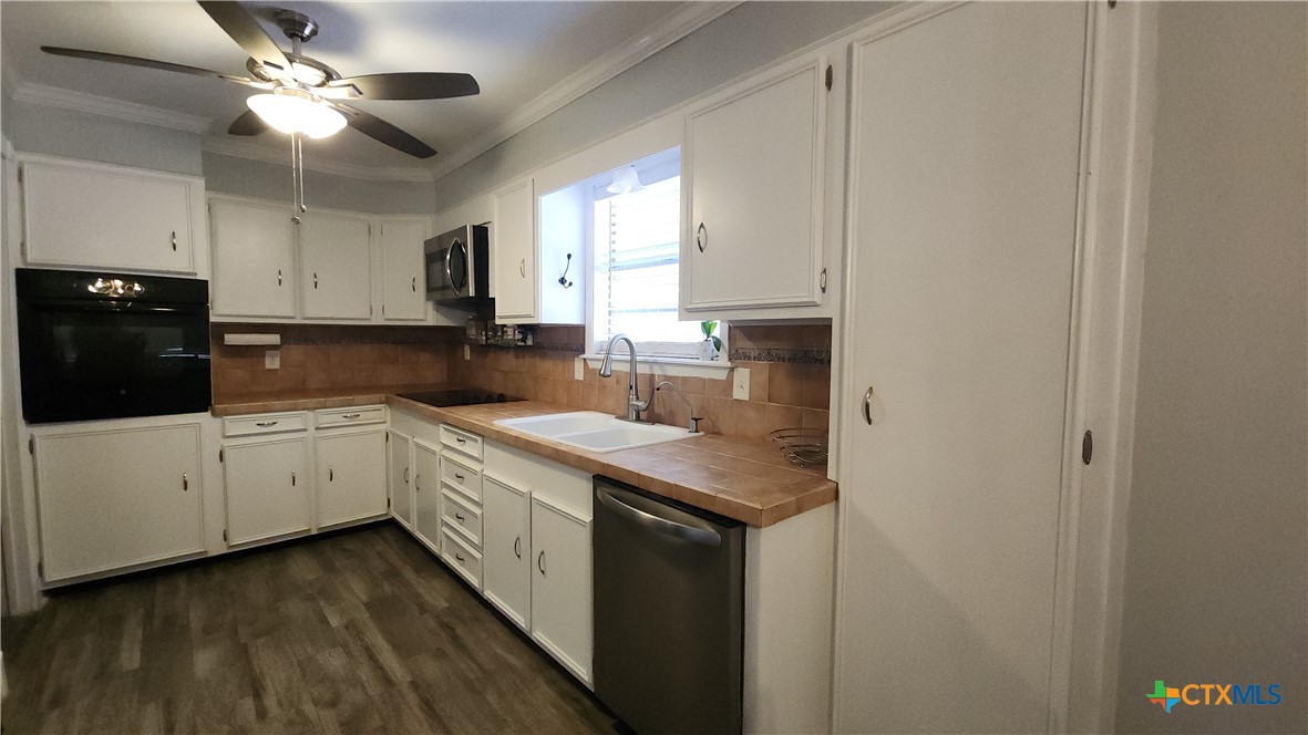204 Cherokee Lane Victoria, TX 77901 - Photo 6 of 14 a kitchen with a sink cabinets and window