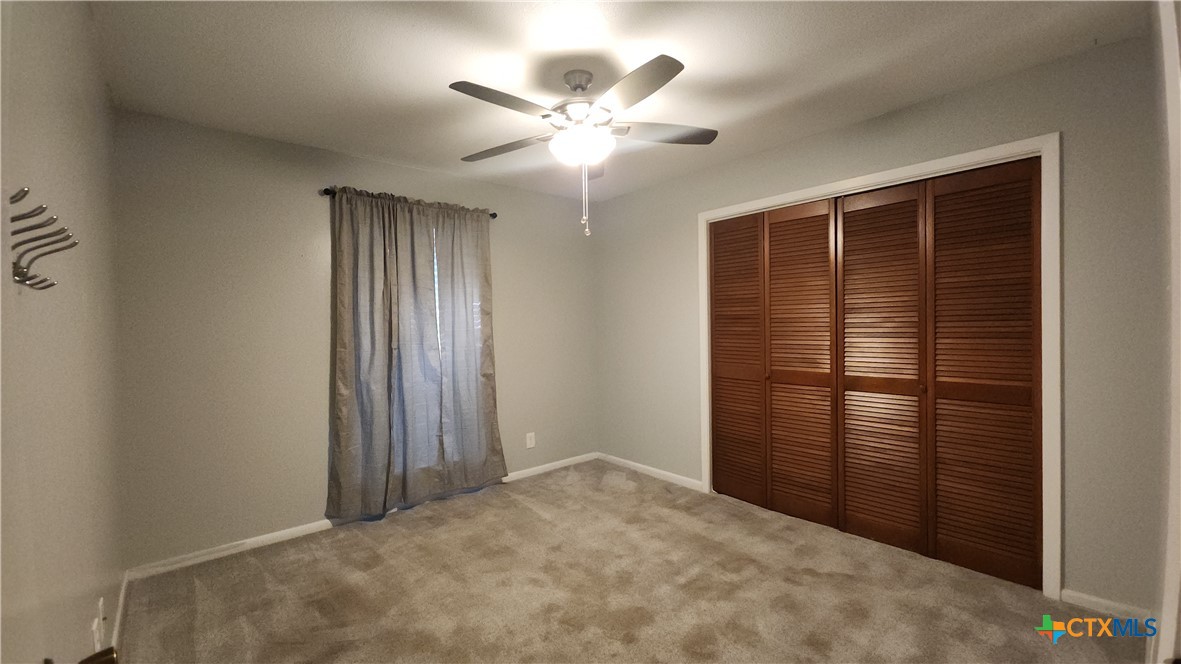 204 Cherokee Lane Victoria, TX 77901 - Photo 9 of 14 an empty room with windows and closet