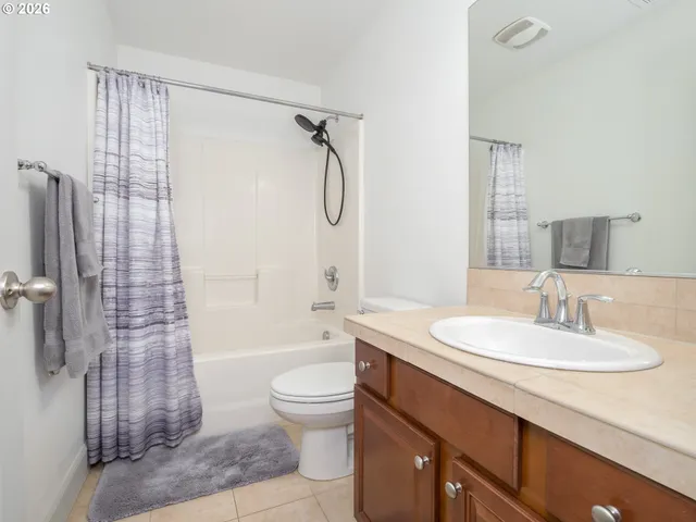 a view of livingroom with furniture