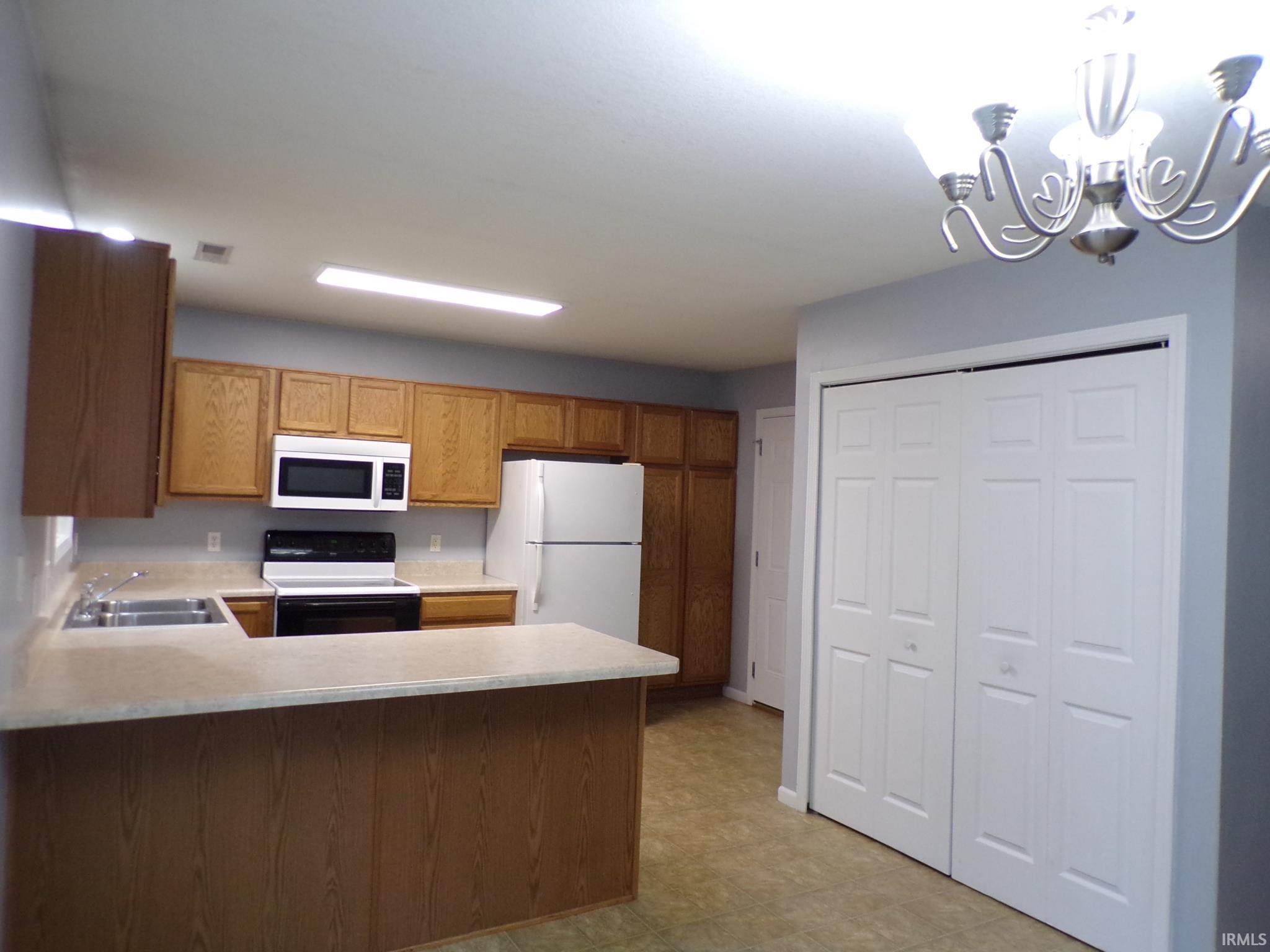 1031 Downridge Drive Decatur, IN 46733 - Photo 4 of 34