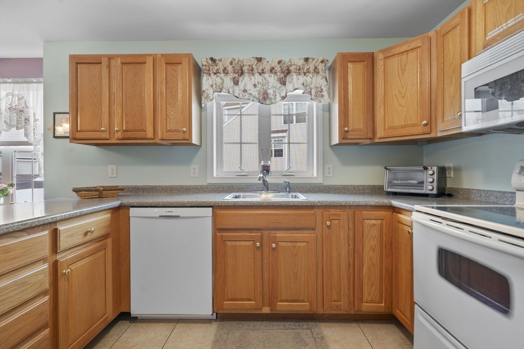 51 Brookview Road, Unit 4 1 Windham, NH 03087 - Photo 9 of 37