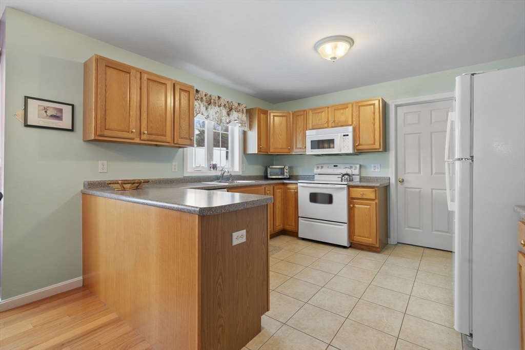 51 Brookview Road, Unit 4 1 Windham, NH 03087 - Photo 10 of 37