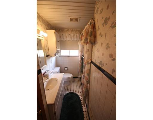 105 Greydon Avenue McKees Rocks, PA 15136 - Photo 8 of 12 Full Bath.