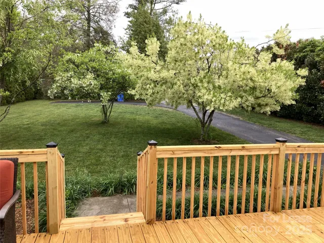 a view of a backyard