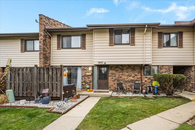 $295,000 | 7315 Winthrop Way, Unit 16, Downers Grove, IL 60516