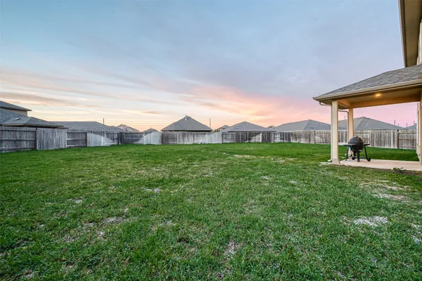 a view of a house with backyard and garden