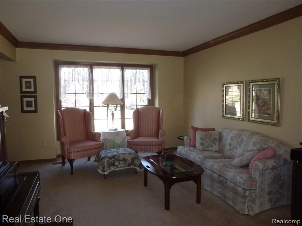 539 Shellbourne Drive Rochester, MI 48309 - Photo 12 of 37 Living Room, Crown Moldings