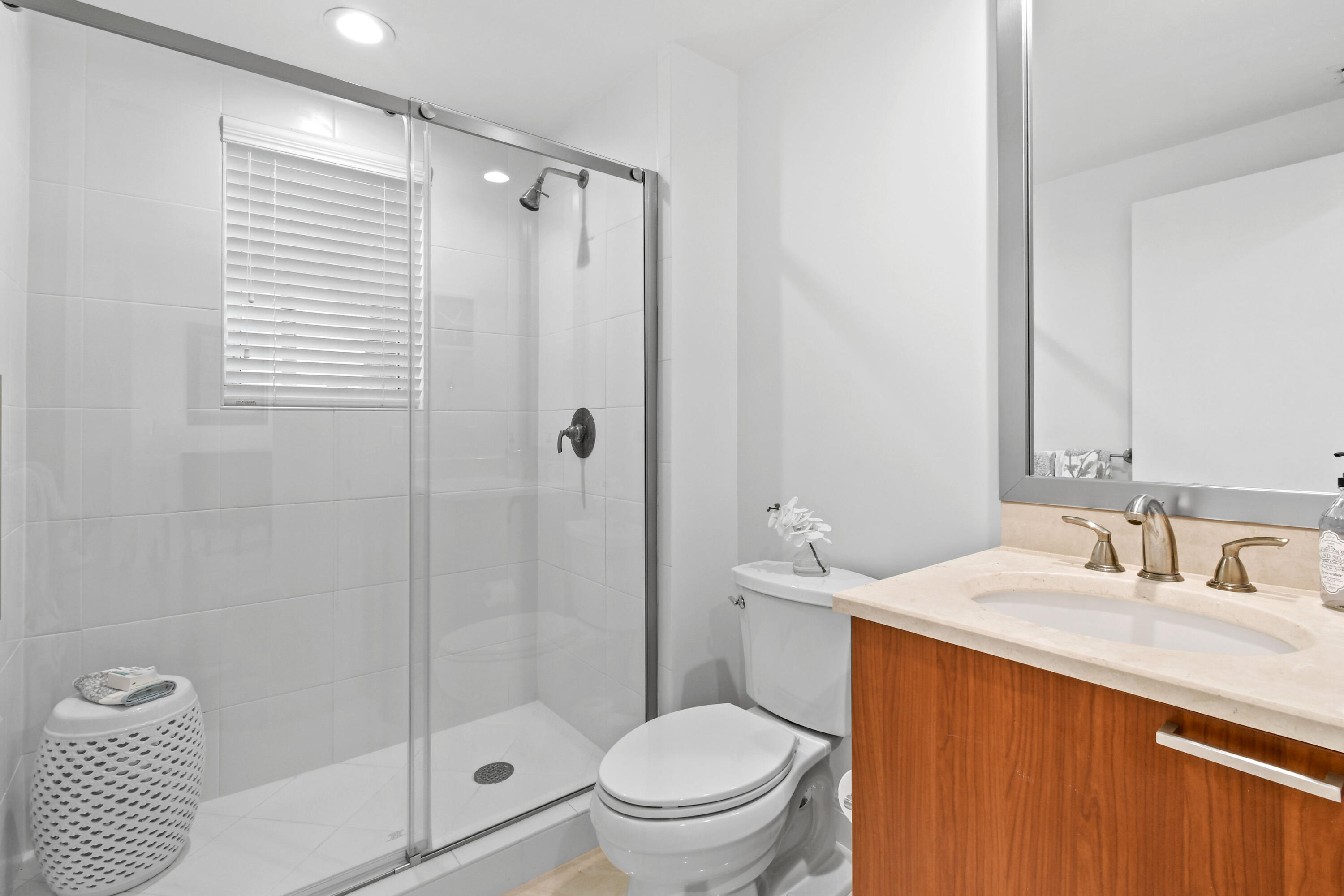 2640 Lake Shore Drive, Unit 207 Riviera Beach, FL 33404 - Photo 33 of 54 Full Guest Bathroom