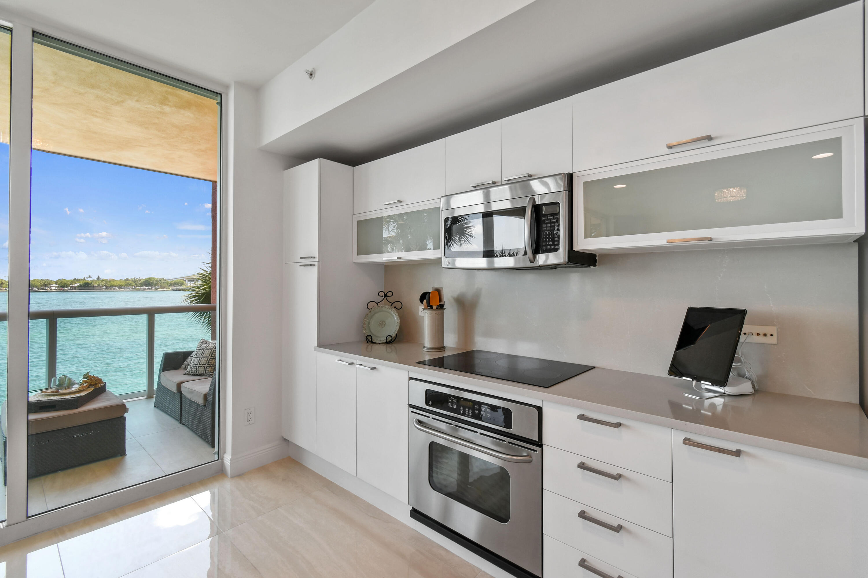 2640 Lake Shore Drive, Unit 207 Riviera Beach, FL 33404 - Photo 9 of 54 Kitchen