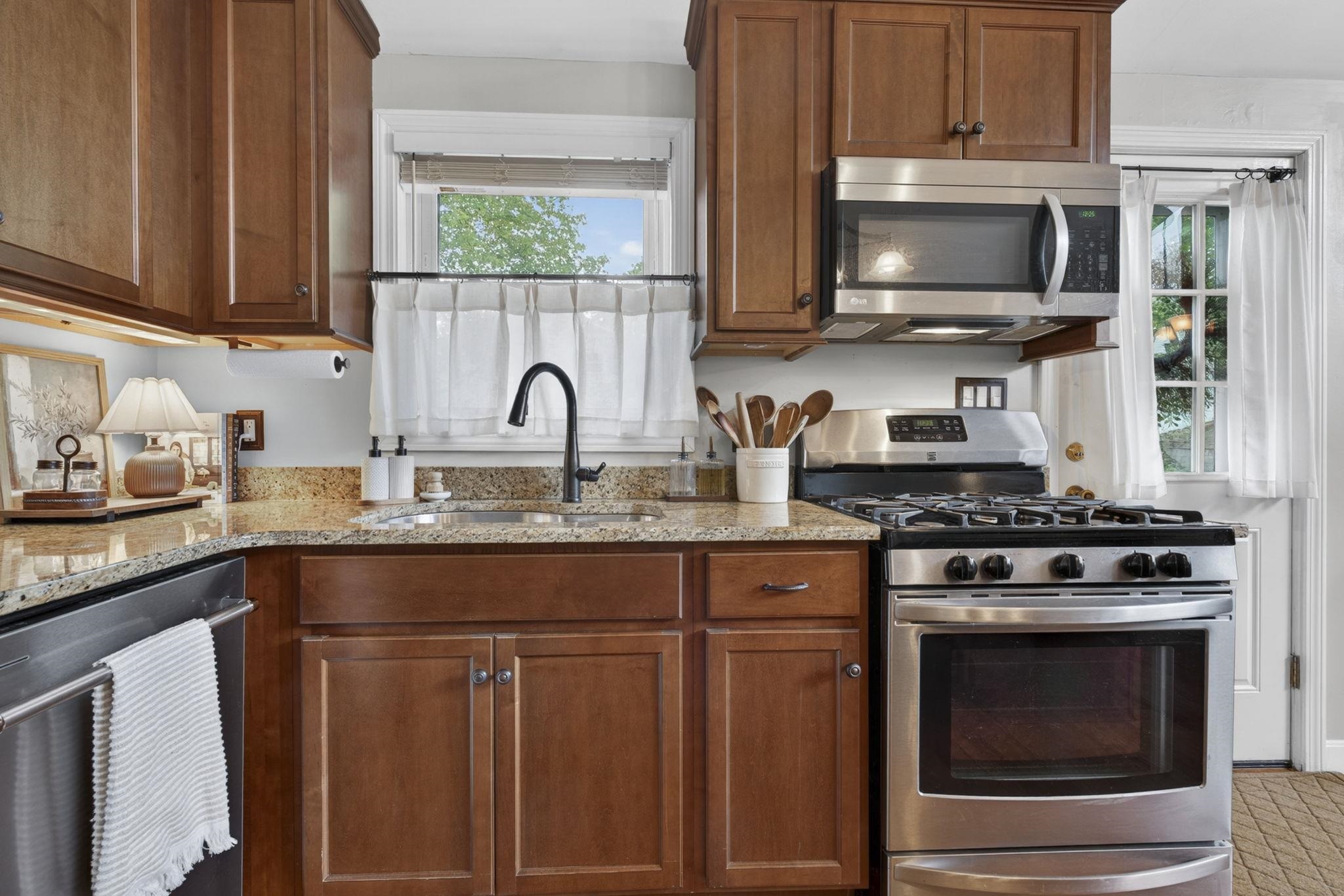 130 Colgate Road Nashua, NH 03064 - Photo 5 of 47
