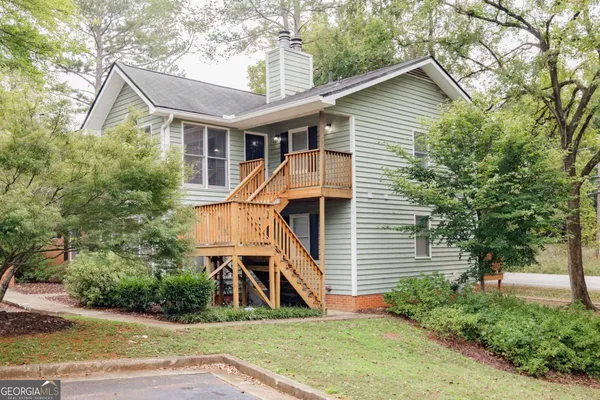 a view of a house with backyard