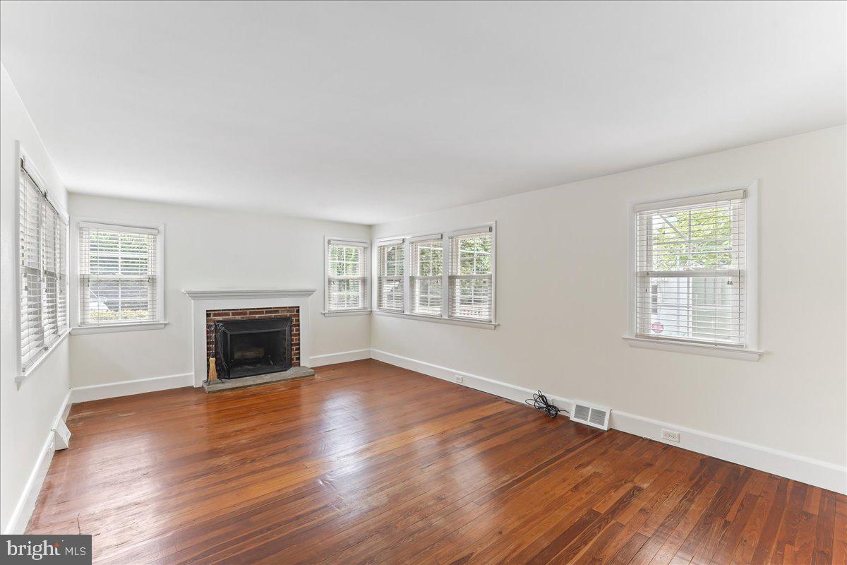 1786 West Doe Run Road Kennett Square, PA 19348 - Photo 15 of 39 Living Room