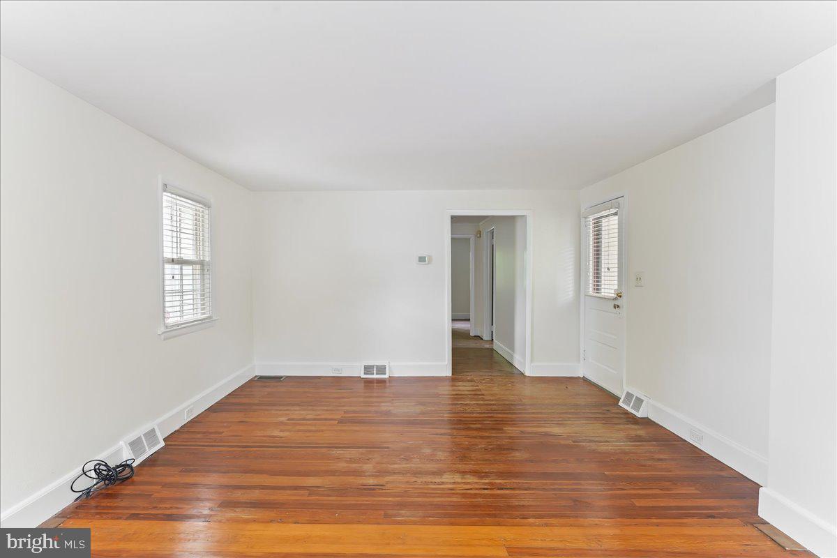 1786 West Doe Run Road Kennett Square, PA 19348 - Photo 18 of 39 Living Room