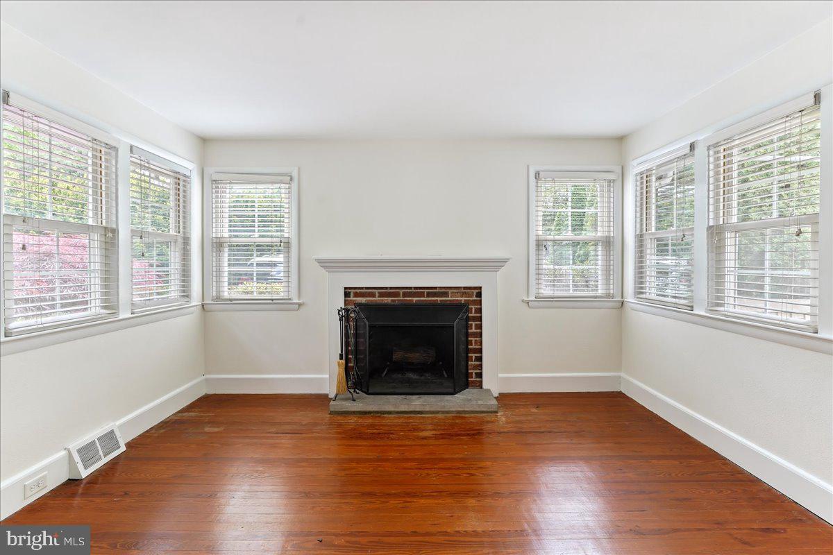 1786 West Doe Run Road Kennett Square, PA 19348 - Photo 19 of 39 Living Room