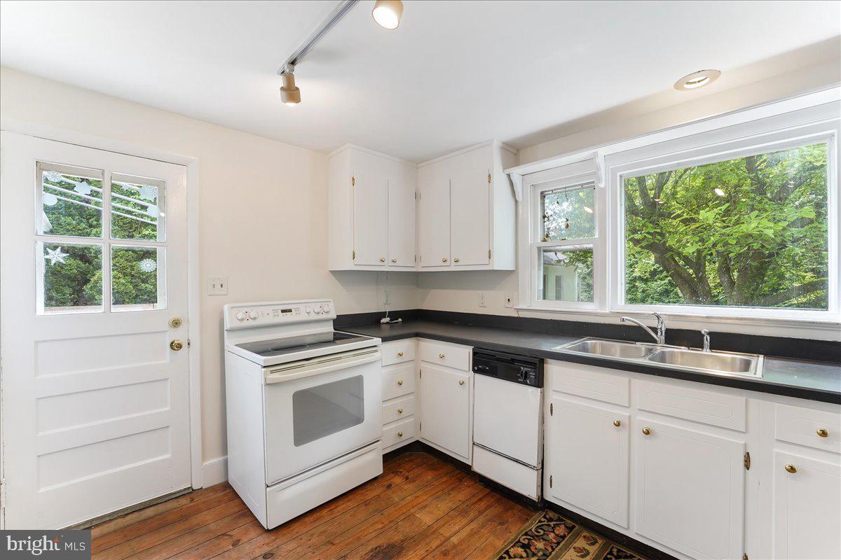 1786 West Doe Run Road Kennett Square, PA 19348 - Photo 26 of 39 Kitchen-Door to rear patio