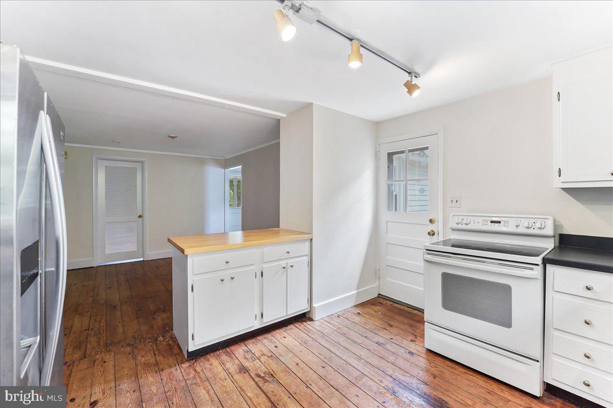 1786 West Doe Run Road Kennett Square, PA 19348 - Photo 28 of 39 Kitchen View towards dining area