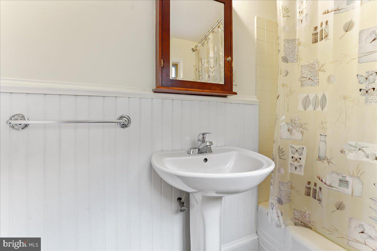 1786 West Doe Run Road Kennett Square, PA 19348 - Photo 36 of 39 Full Bathroom