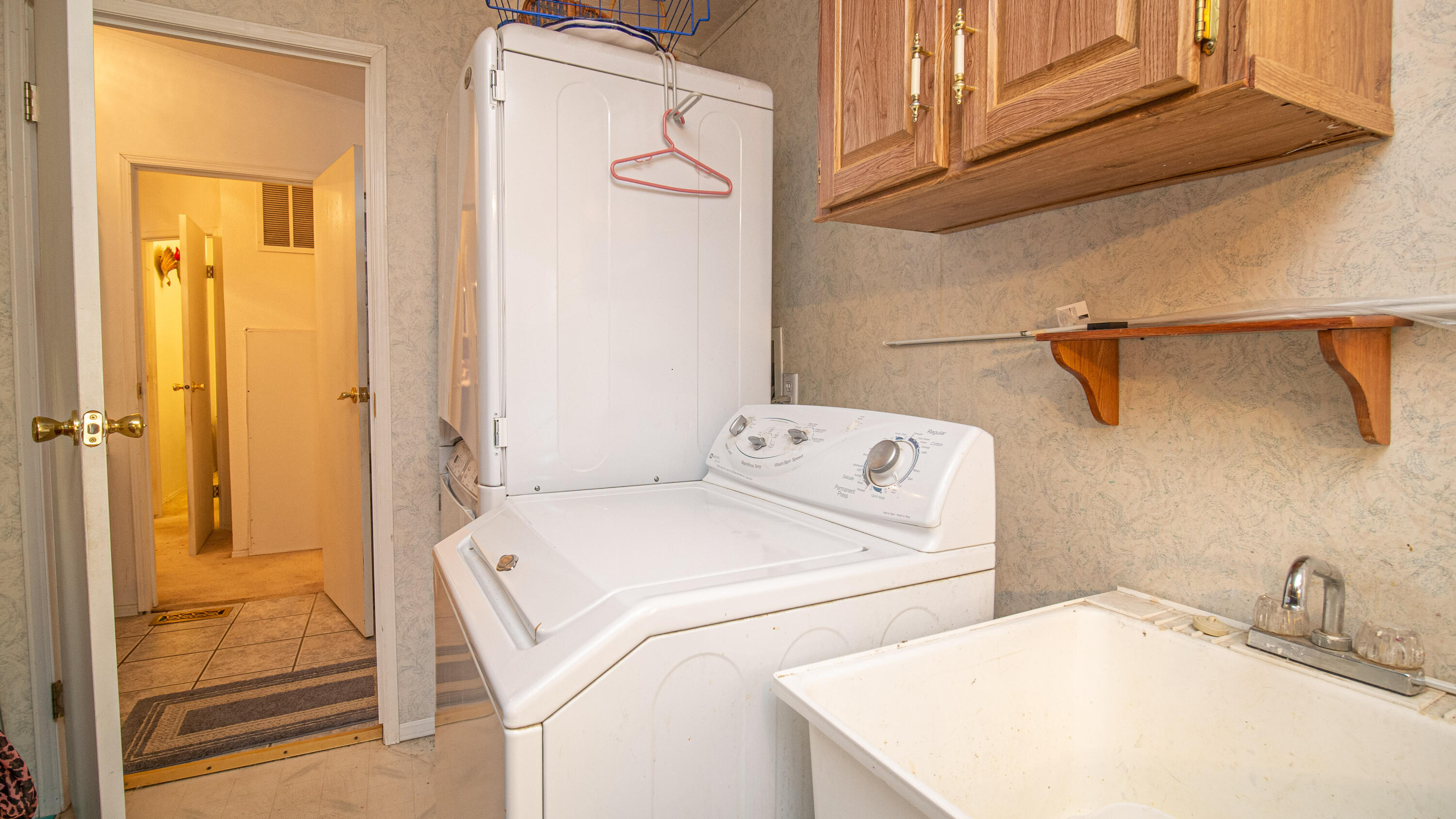 52911 Day Road La Pine, OR 97739 - Photo 18 of 34 Laundry room with utility sink