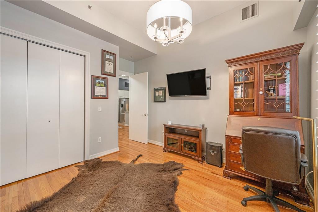 4900 Central Street, Unit 101 Kansas City, MO 64112 - Photo 21 of 37