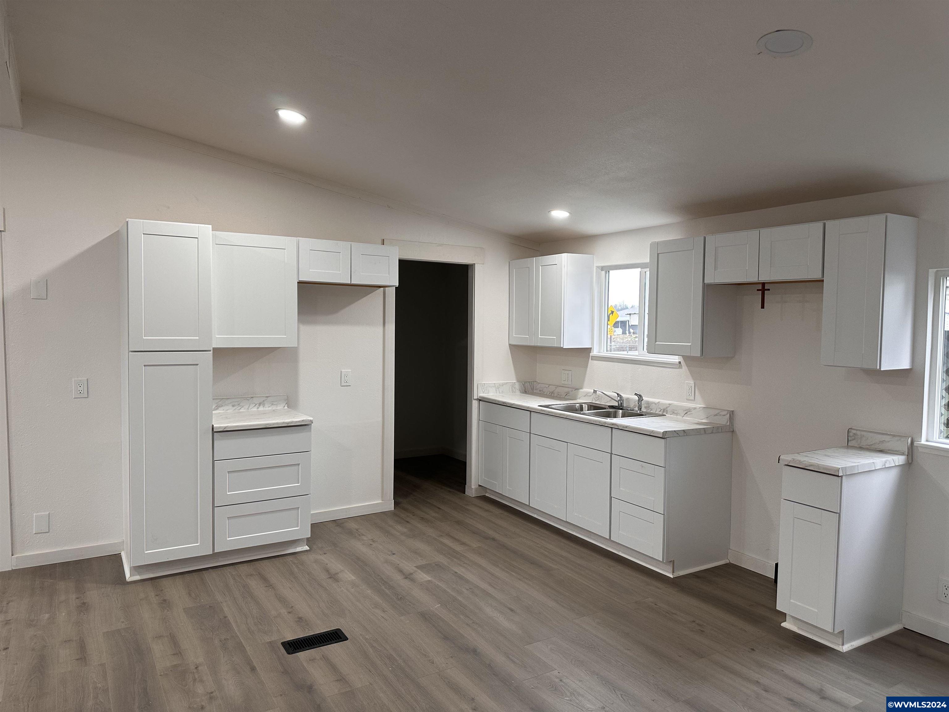 727 Talbot Road Southeast, Unit 8 Jefferson, OR 97352 - Photo 6 of 11 Gallery Image 6