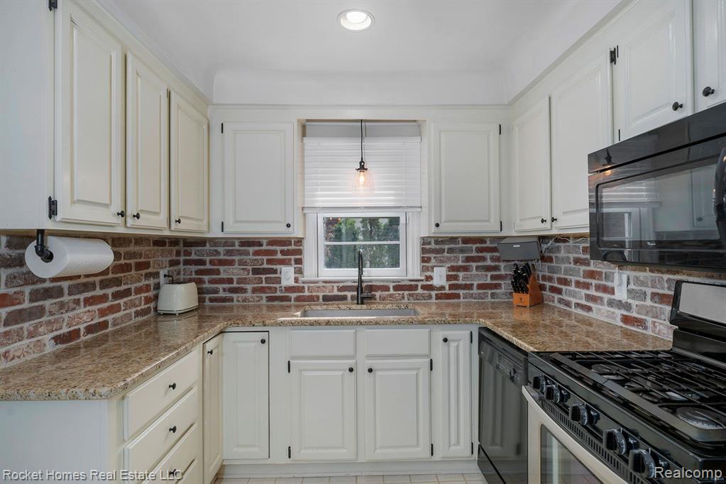 1629 Prestwick Road Grosse Pointe Woods, MI 48236 - Photo 12 of 37