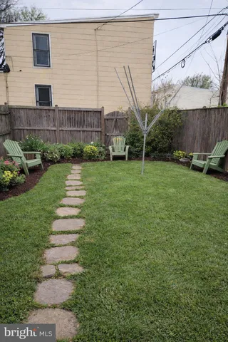 a view of a back yard