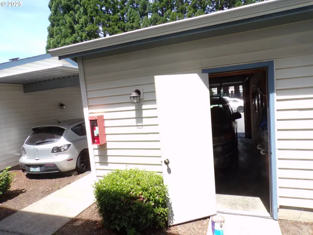 a view of a garage of the house
