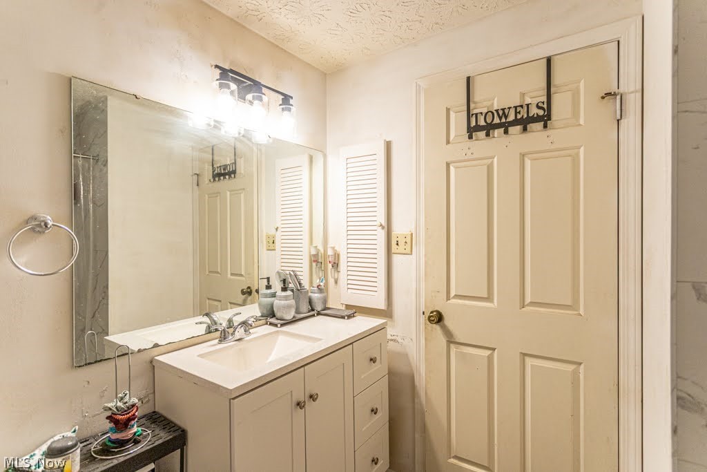 7764 Micawber Road Northeast Warren, OH 44484 - Photo 21 of 29 Main Bath