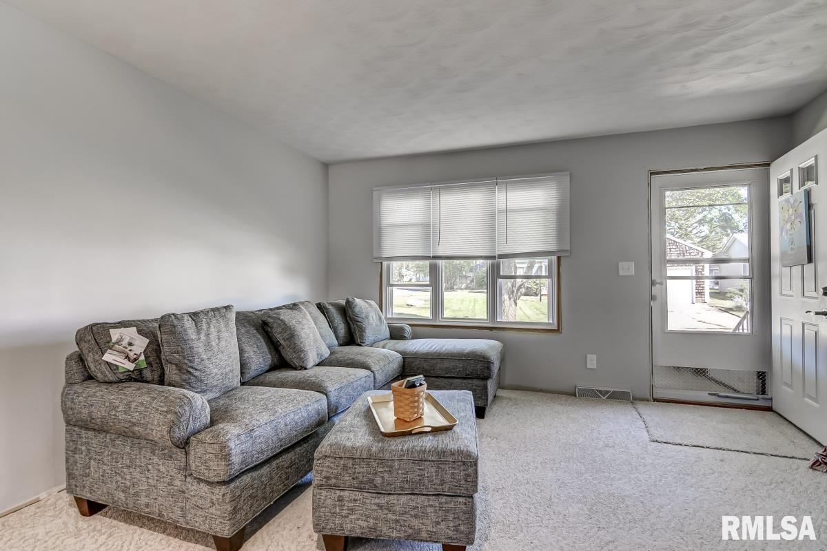 120 Como Lane Springfield, IL 62703 - Photo 3 of 40