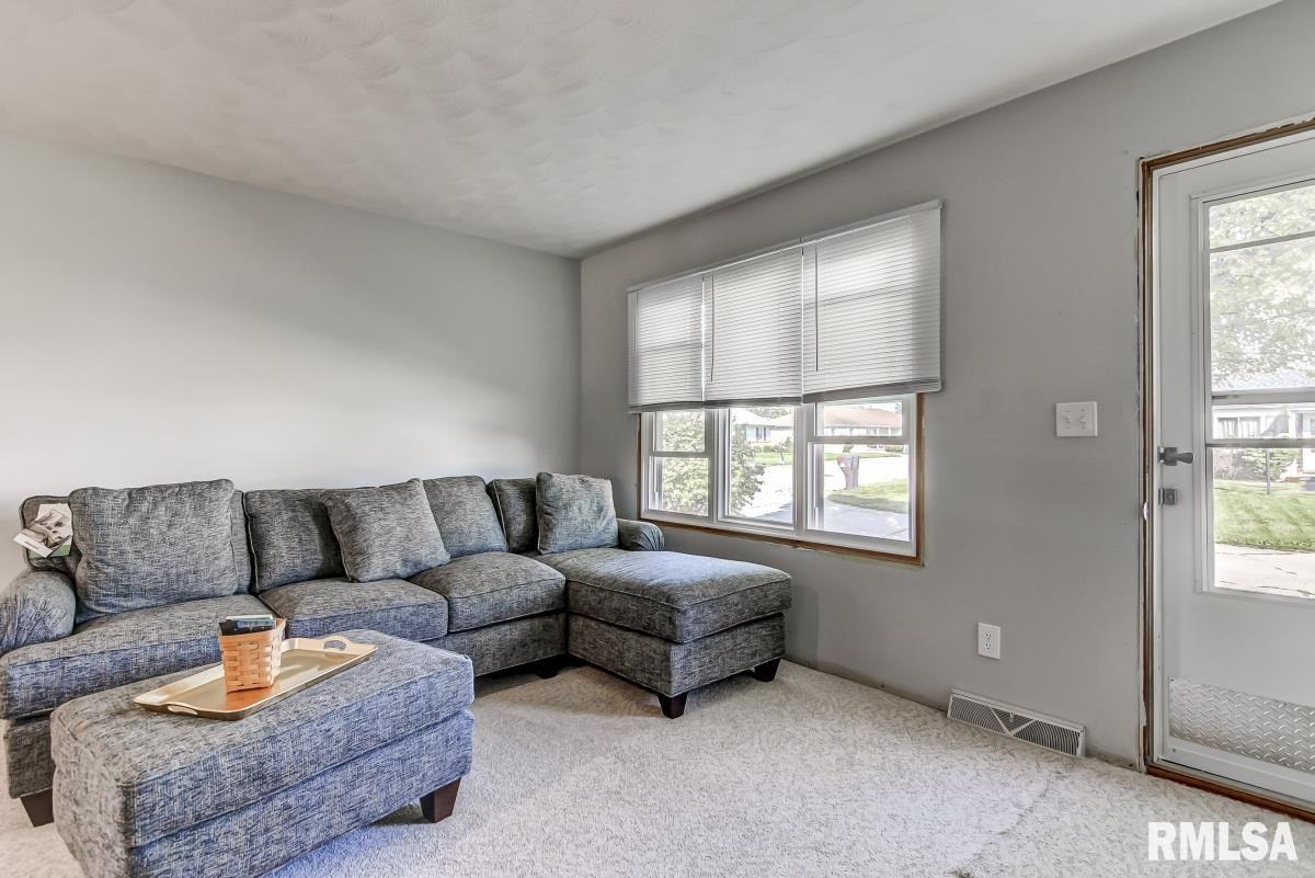 120 Como Lane Springfield, IL 62703 - Photo 4 of 40