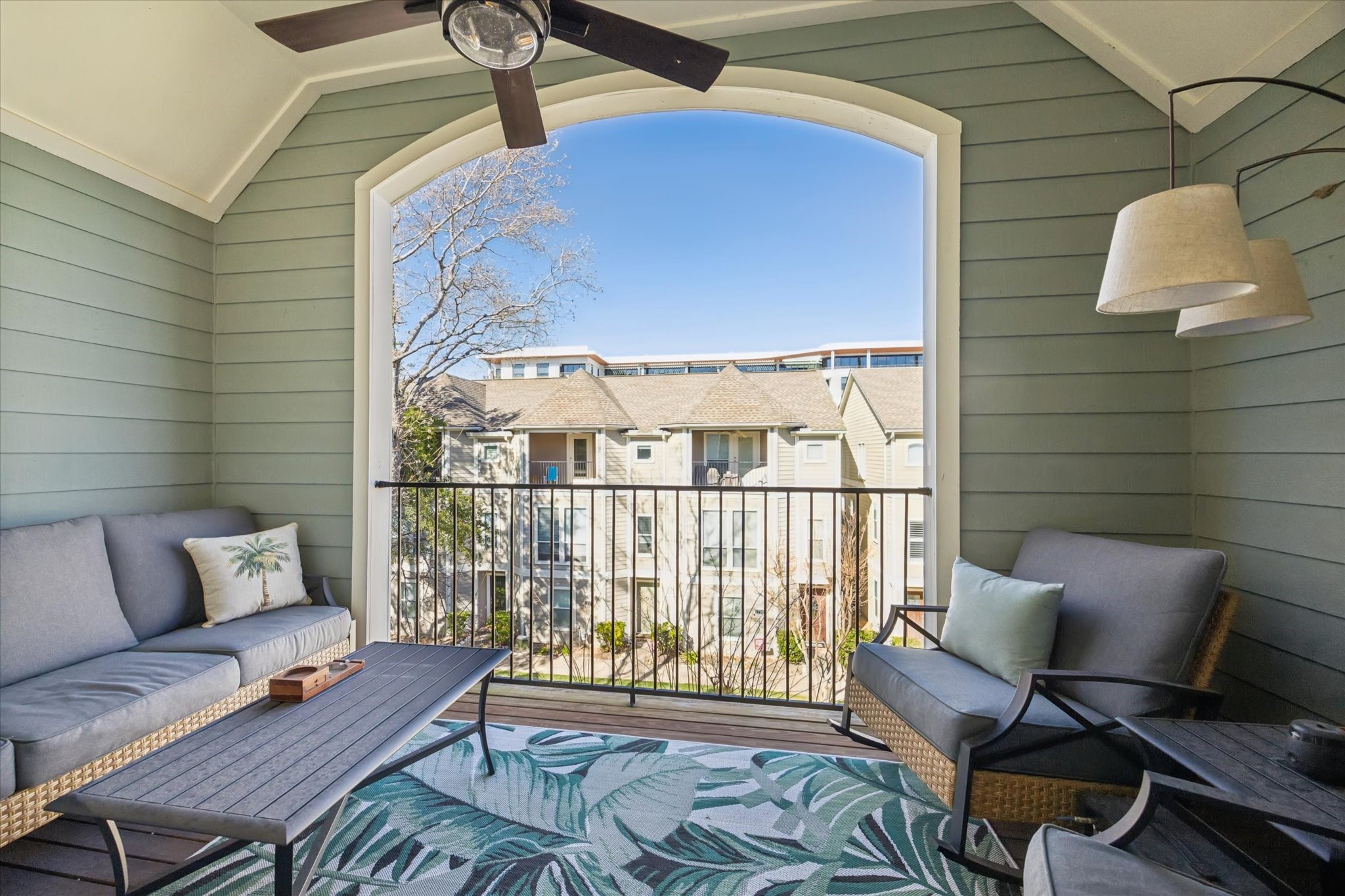 1259 West 17th Street Houston, TX 77008 - Photo 20 of 22 a living room with furniture and a lamp