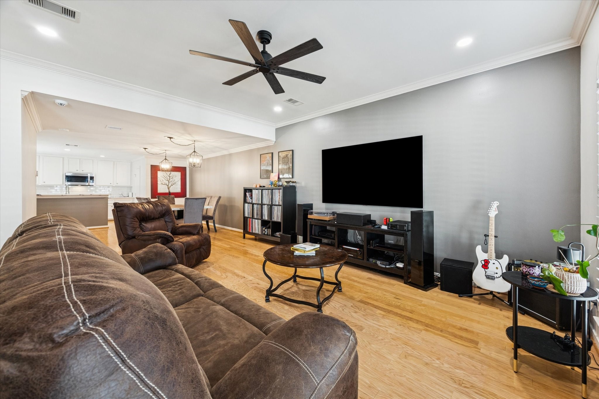 1259 West 17th Street Houston, TX 77008 - Photo 9 of 22 a living room with furniture and a flat screen tv