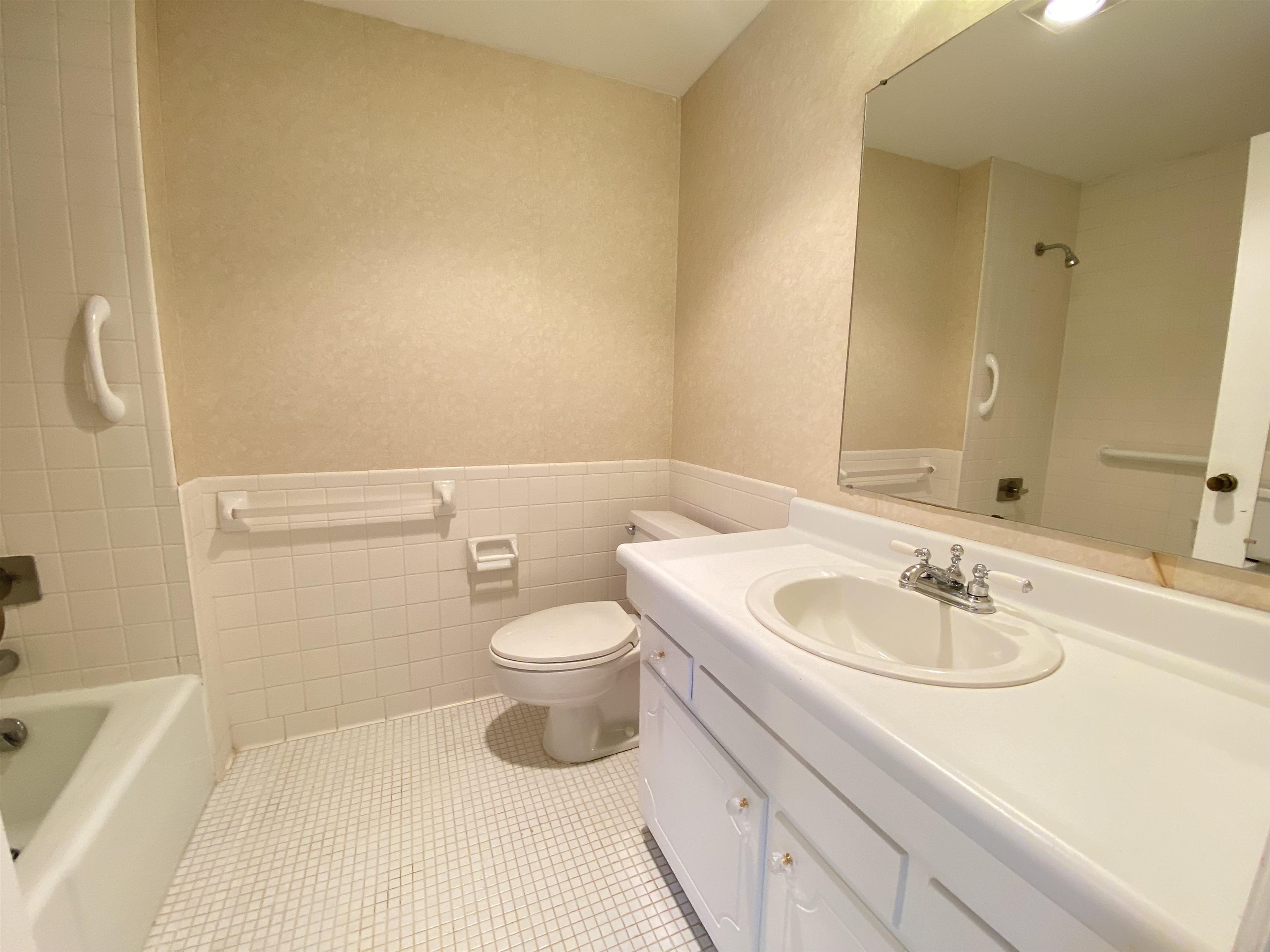 475 North Highland Street, Unit 3F Memphis, TN 38122 - Photo 15 of 24 a bathroom with a sink a toilet and bathtub