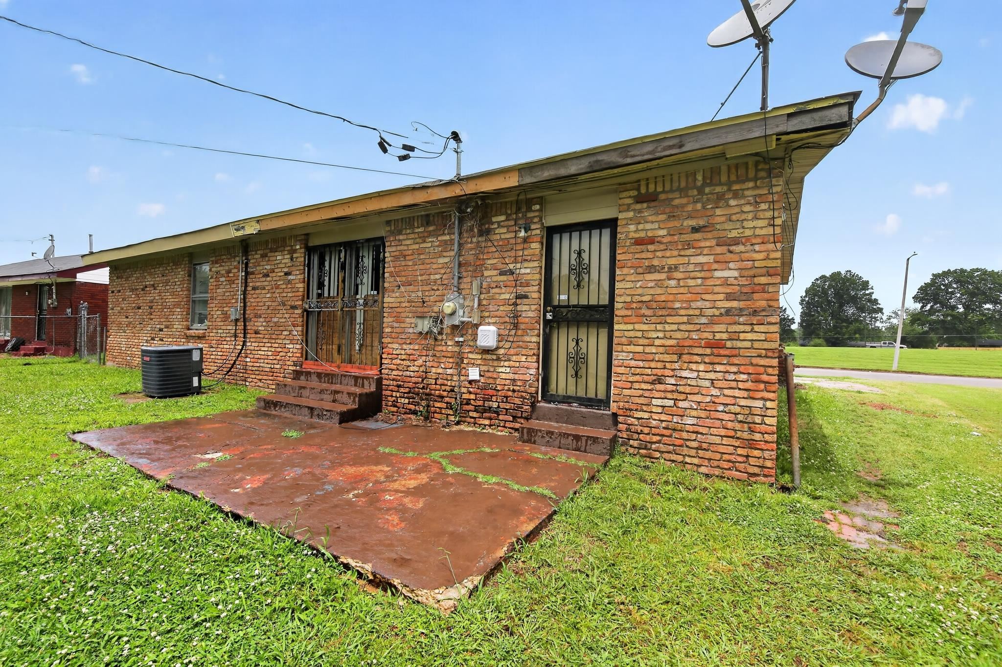 645 Parkrose Road Memphis, TN 38109 - Photo 3 of 32 Brick exterior featuring multiple entry points