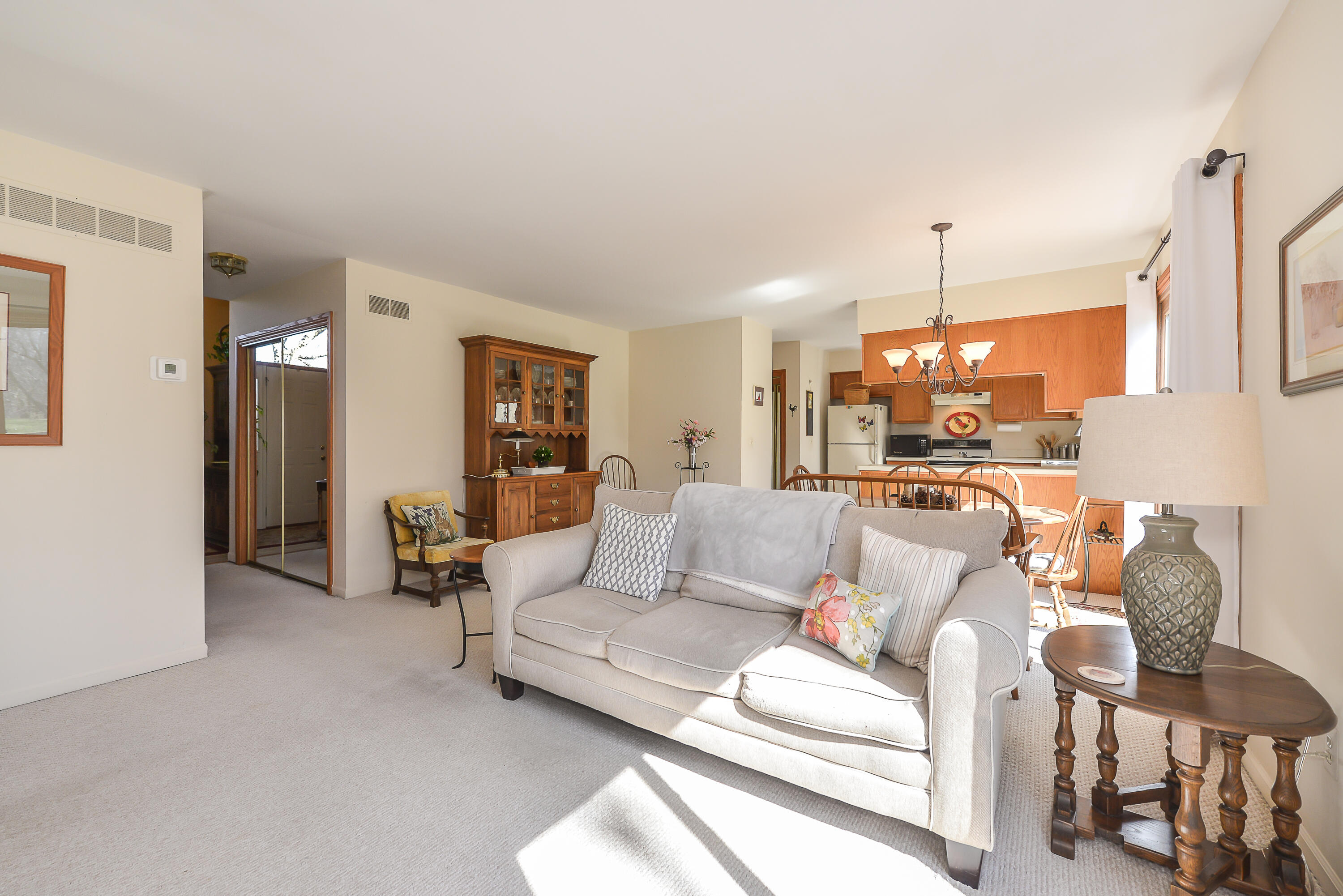 2143 Rochelle Park Drive Rochester Hills, MI 48309 - Photo 7 of 34 DSC_8274 (1)