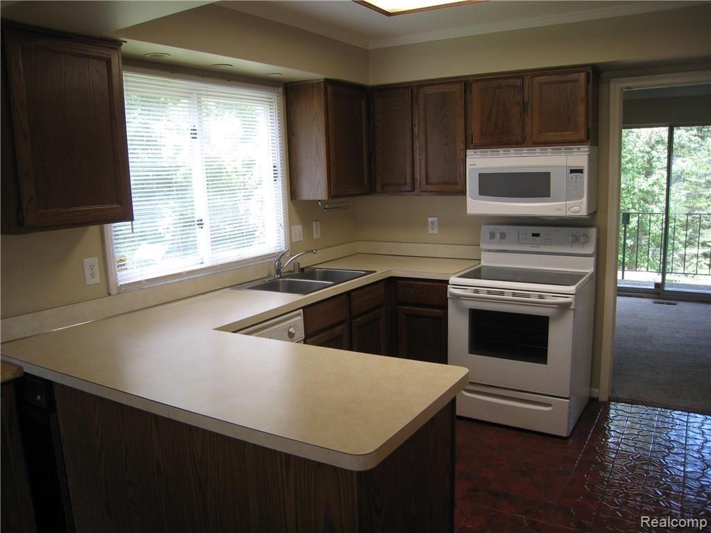 908 Ravine Terrace Rochester, MI 48307 - Photo 3 of 22