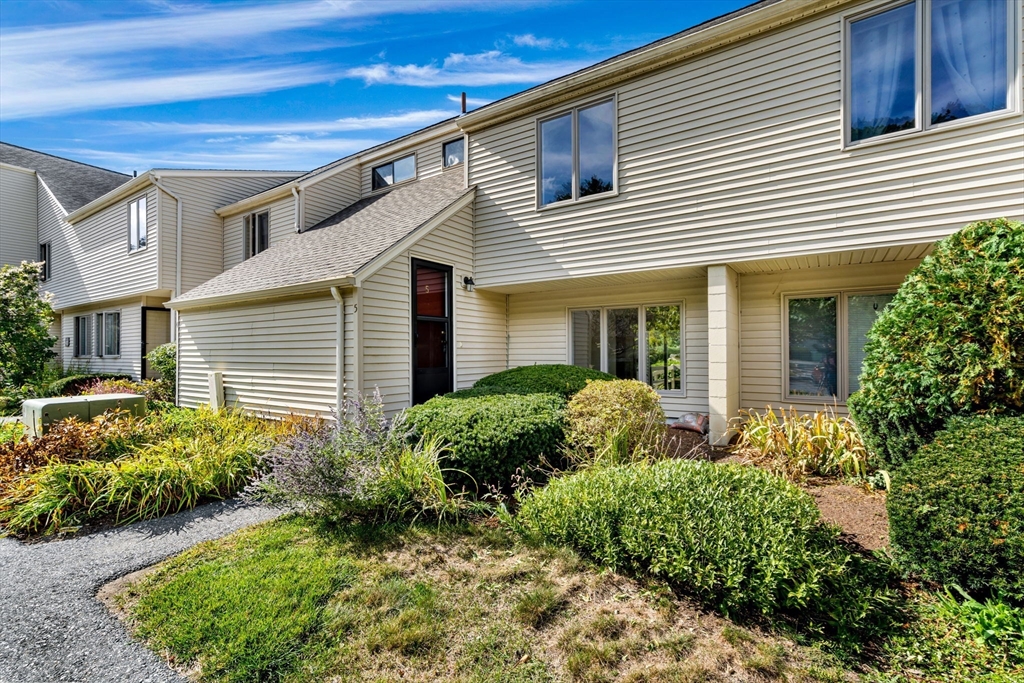 a view front of house with a yard